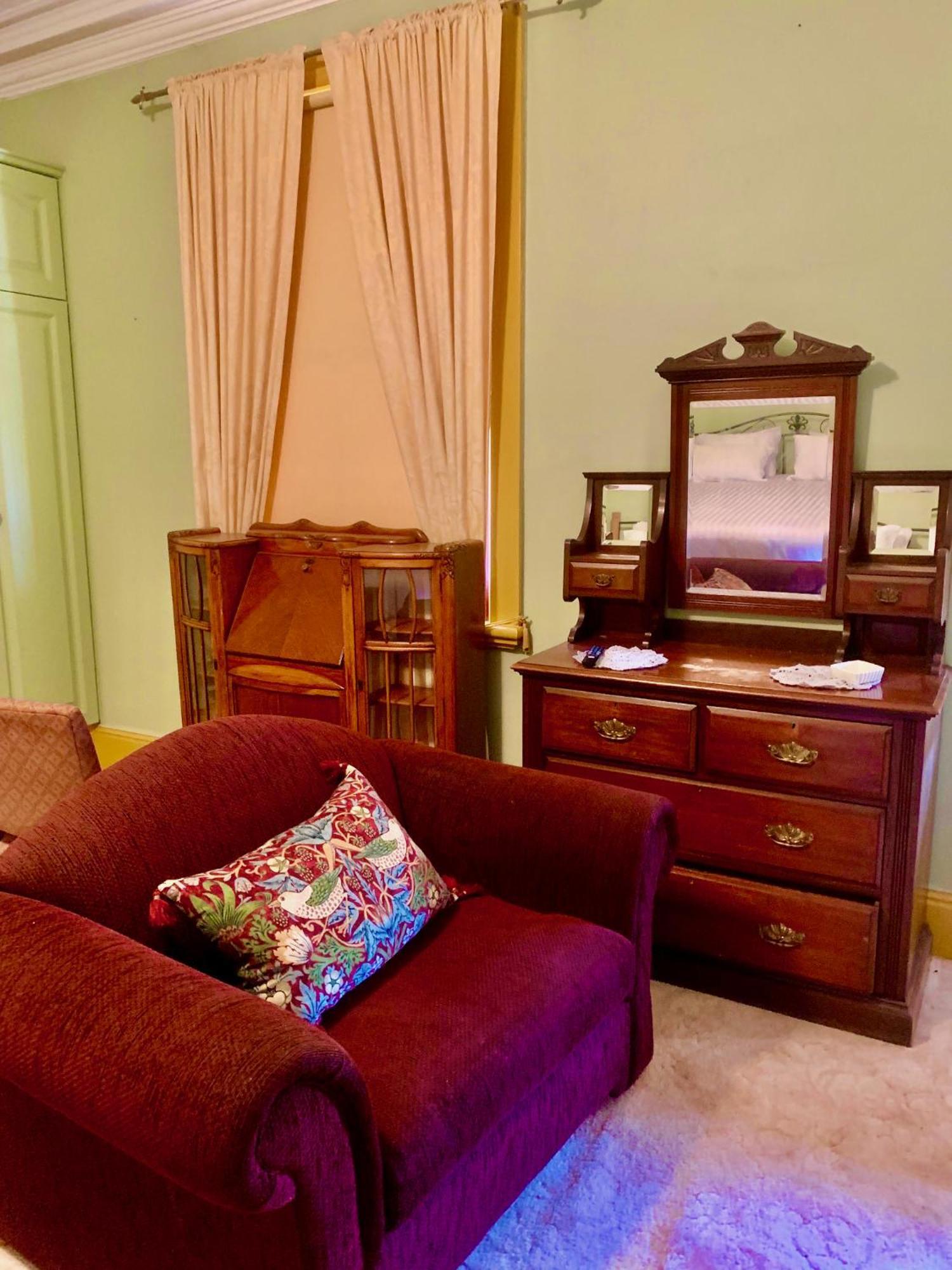 Historic Star Lodge And Station Masters House Narrandera Room photo