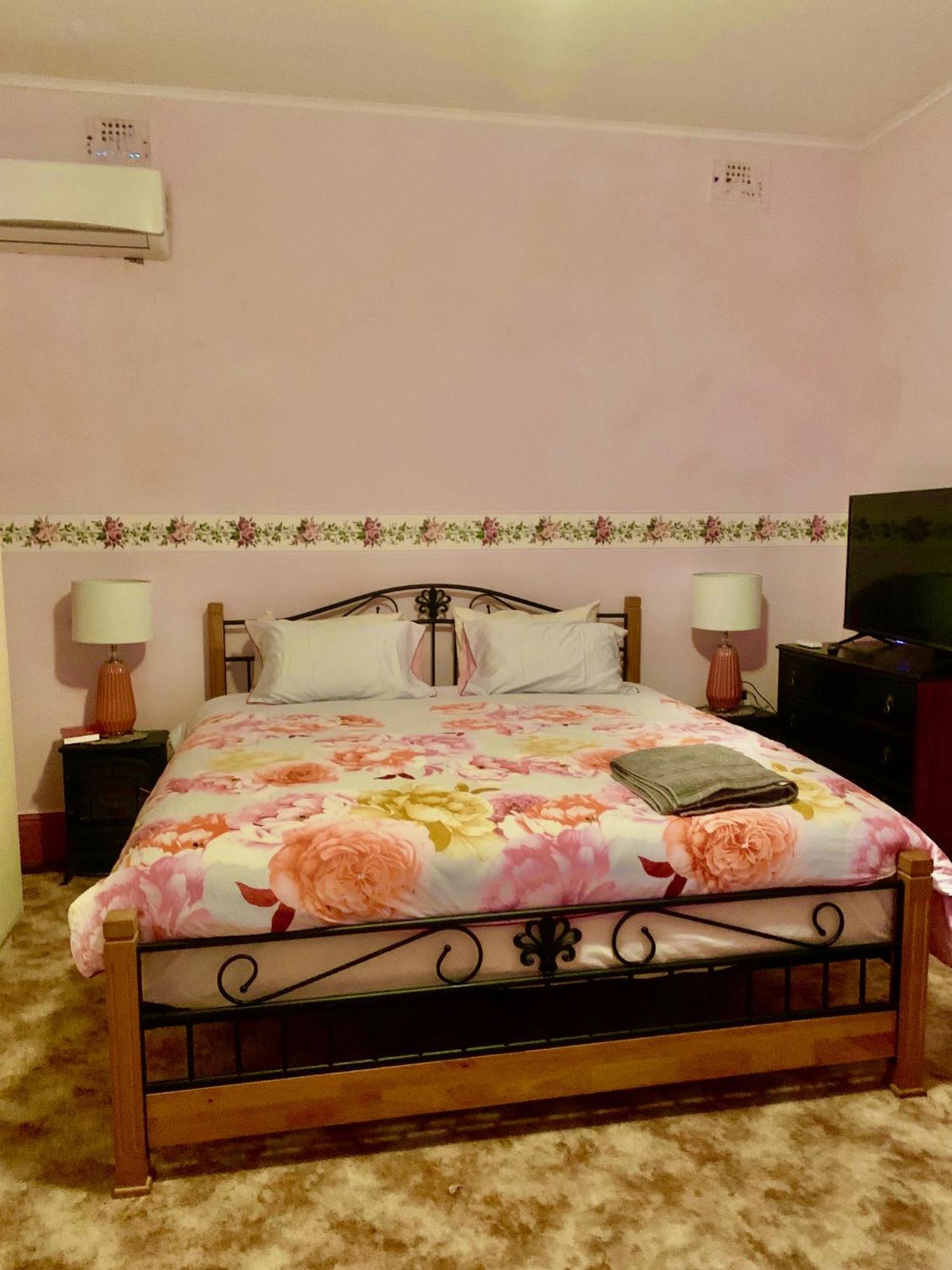 Historic Star Lodge And Station Masters House Narrandera Room photo